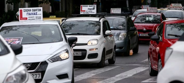 Θεσσαλονίκη: Συγκεντρωμένοι από το πρωί έξω από το κτίριο της παλιάς Νομαρχίας οι εκπαιδευτές-οδηγοί
